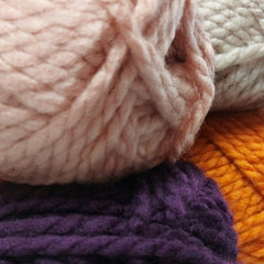 Hayfield Bonus Super Chunky Pattern 10623 - Snood & Mittens